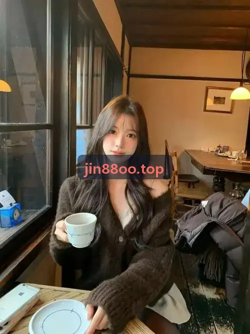 Bàn nổ hũ ca tối của JIN88 trang chính dưới ánh đèn lạnh
